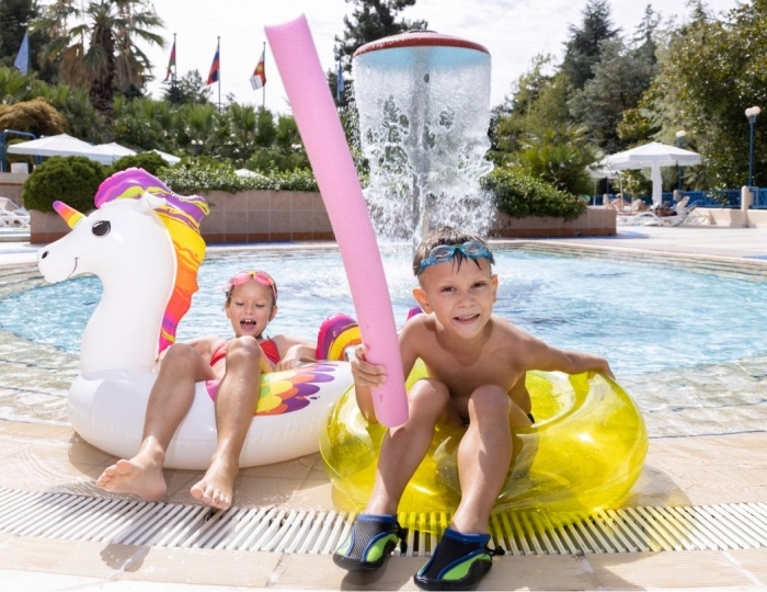 Открытый бассейн - Комплекс ODISSEYA Wellness Resort / Одиссея Велнес Резорт