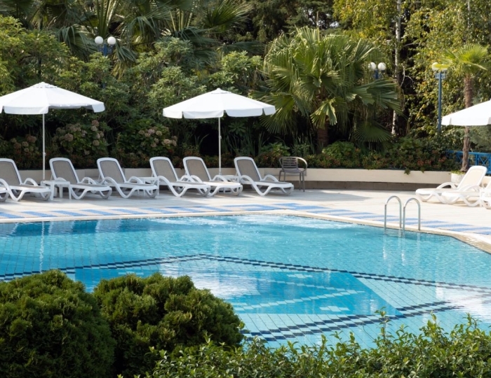 Открытый бассейн - Комплекс ODISSEYA Wellness Resort / Одиссея Велнес Резорт